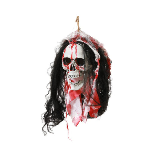 Ett hängande, makabert dödskallehuvud täckt i blod och med långt, tovigt svart hår.