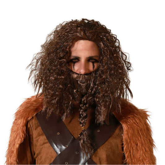 En man i en vikingaliknande dräkt bär ett komplett, brunt peruk- och skäggset med långt, lockigt hår och ett skägg med en fläta.