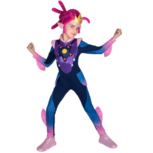 Ett barn poserar självsäkert som karaktären Cece från Zak Storm, klädd i en blå, lila och rosa jumpsuit med en huvudbonad med krona.