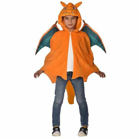 En pojke poserar i en Mäktig Charizard Cape för Barn, med en orange huva med ansikte och stora vingar.