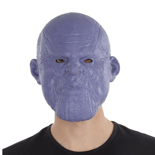 En man bär en mäktig lila rymdtitan latexmask med rynkig panna och ett allvarligt uttryck.