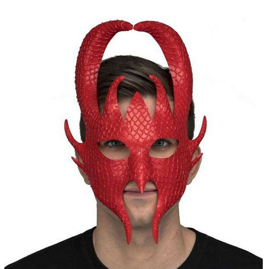 En man med blåa ögon bär en Mäktig Röd Drakriddarmask med en textur som liknar drakfjäll och stora, böjda horn.