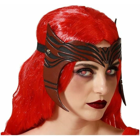 En kvinna med rött hår och lysande ögon bär en Mäktig Röd Krigar-Tiara i en detaljerad, mörk design.