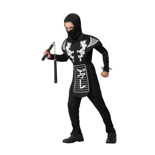 En pojke poserar i en komplett, Mäktig Svart Drak-Ninja Barndräkt och håller i ett par nunchakus.