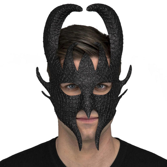 En man med blåa ögon bär en Mäktig Svart Drakriddarmask med en textur som liknar drakfjäll och stora, böjda horn.