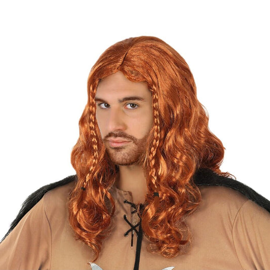 En man bär en lång, vågig och gyllenbrun peruk med två små, inbakade flätor på sidorna, vilket ger en klassisk vikinga- eller krigar-look.
