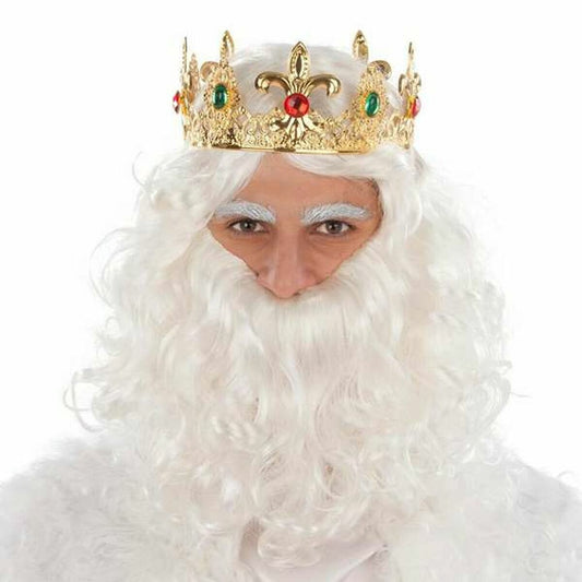 En man med en guldkrona bär en Mäktig Vit Kungaperuk med ett långt, lockigt skägg och vita ögonbryn.