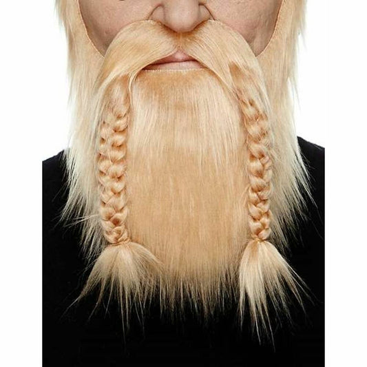 En närbild på en man som bär ett Mäktigt Blont Vikingaskägg med två tydliga flätor.