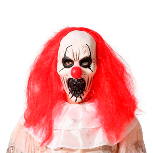 En person bär en Mardrömslik Clownmask i latex, med ett blekt ansikte, en läskig mun och vilt, rött hår.