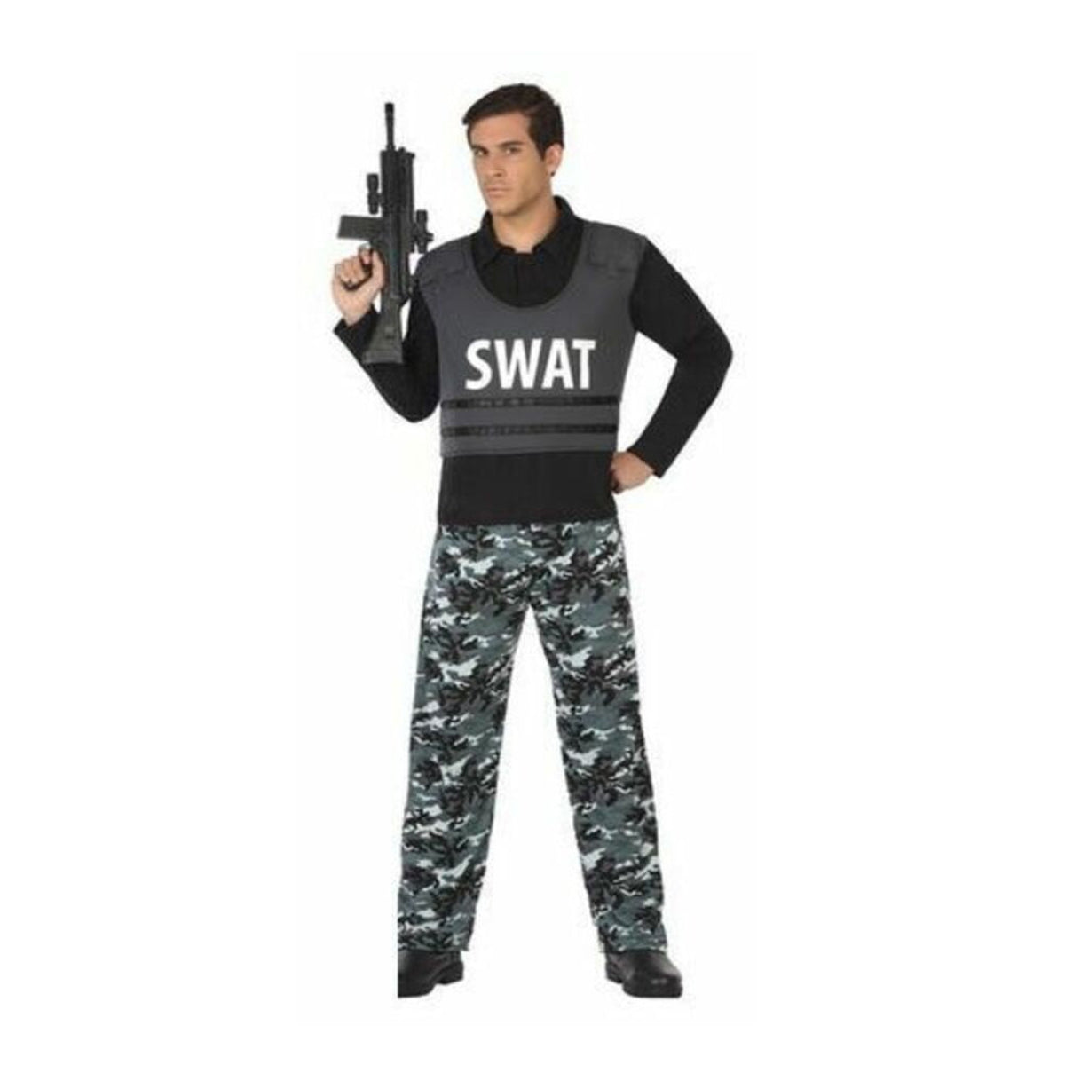 Man i SWAT-maskeraddräkt med väst och kamobyxor, poserar med leksaksvapen.