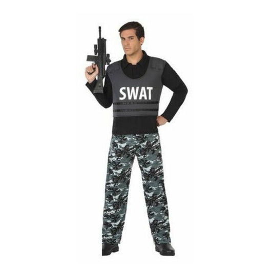 Man i SWAT-maskeraddräkt med väst och kamobyxor, poserar med leksaksvapen.
