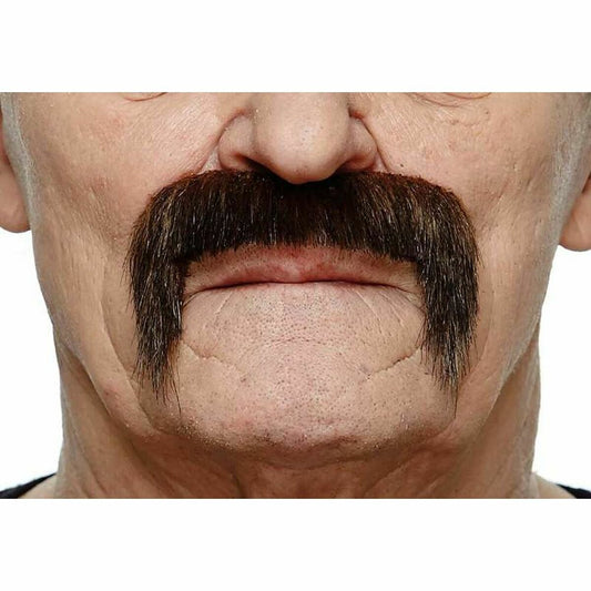 Närbild på en person som bär en tjock, mörkbrun hantverkar-mustasch med hängande polisonger.