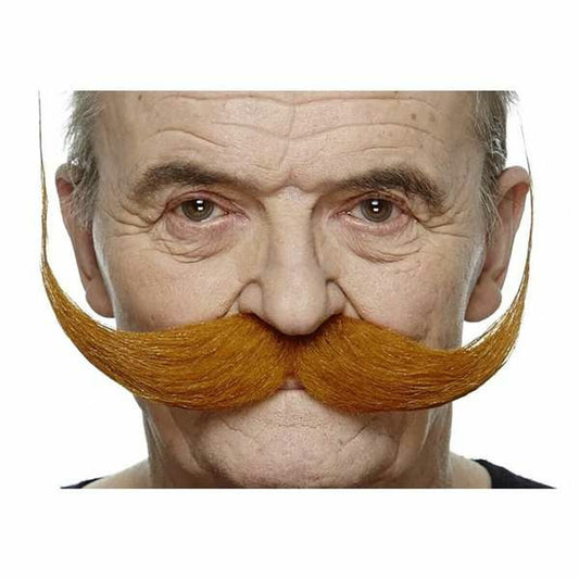 Närbild på en äldre man som bär en stor, orange, extravagant mustasch som sveper utåt vid mungiporna.