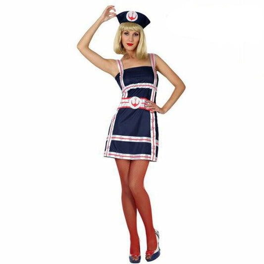Modell med blond peruk och röd läppstift bär en kort, blå sjömansklänning med vita och röda detaljer samt tillhörande hatt.