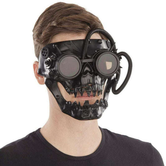 En man bär en skräckinjagande, svart steampunk-mask formad som en dödskalle med en blottad underkäke, stora svarta goggles med nitar, och slangar som går från sidan.