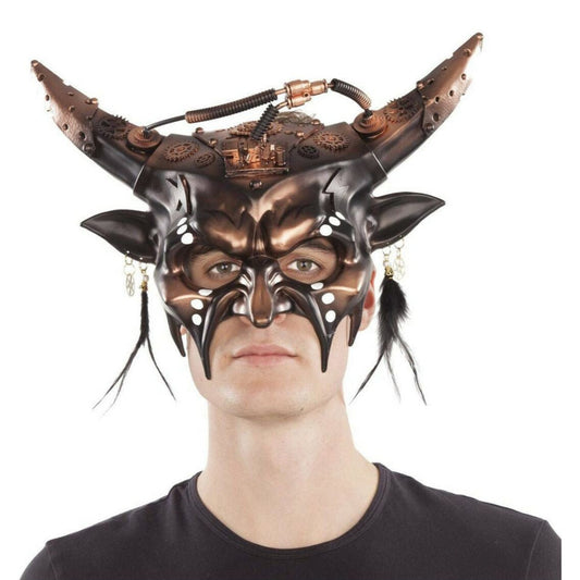 En man bär en mycket detaljerad steampunk-mask i brons och svart, formad som en demonisk tjur med stora horn täckta av kugghjul och slangar, samt svarta fjädrar som hänger från öronen.
