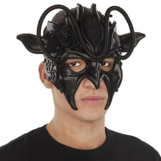 En man bär en detaljerad svart steampunk-mask som liknar en mekanisk fladdermus eller gargoyle, med kugghjul vid tinningarna, spetsig näsa och svarta rör som går över huvudet.