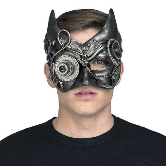 En man bär en detaljerad och tuff, silver-svart steampunk-ögonmask formad som en katt med spetsiga öron och dekorerad med kugghjul och en monokel.