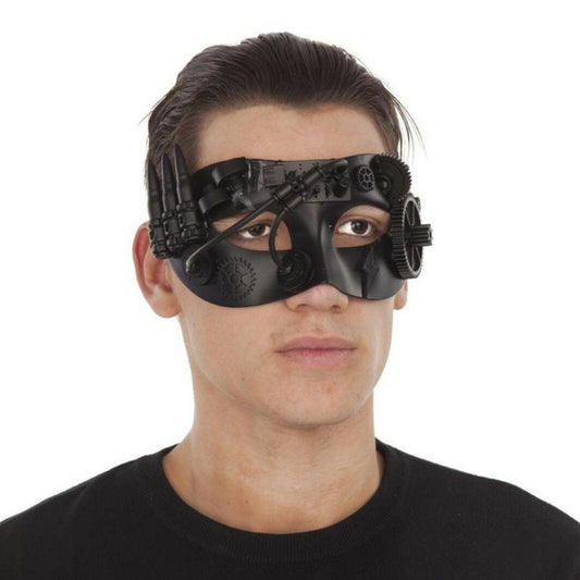 En man bär en svart ögonmask i steampunk-stil, detaljerad med svarta kugghjul, rör och en mekanisk delar över ena ögat.