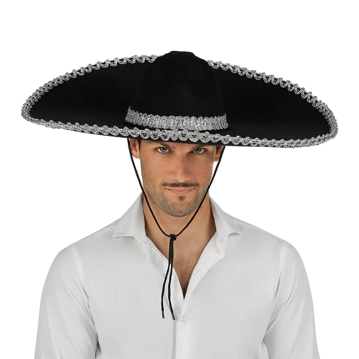 Man med en platt bred sombrero i svart med elegant silverkant.