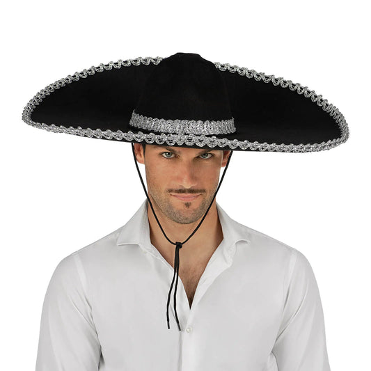 Man med en platt bred sombrero i svart med elegant silverkant.