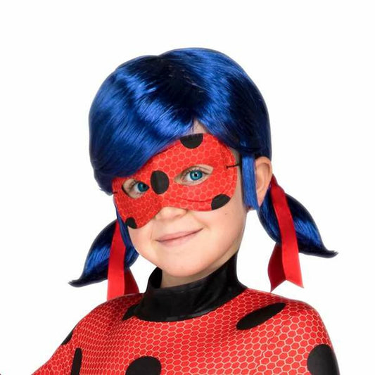 En flicka poserar i ett komplett Miraculous Ladybug Set, med en blå peruk med tofsar och en prickig ögonmask.