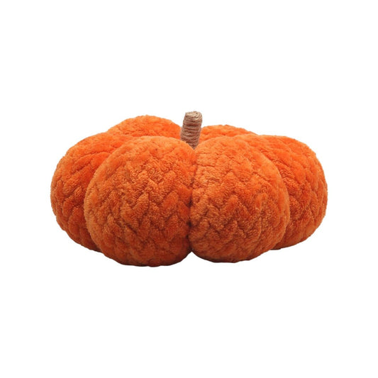 En mjuk, fluffig och platt pumpa i en stark orange färg, med en stjälk virad i jutesnöre.