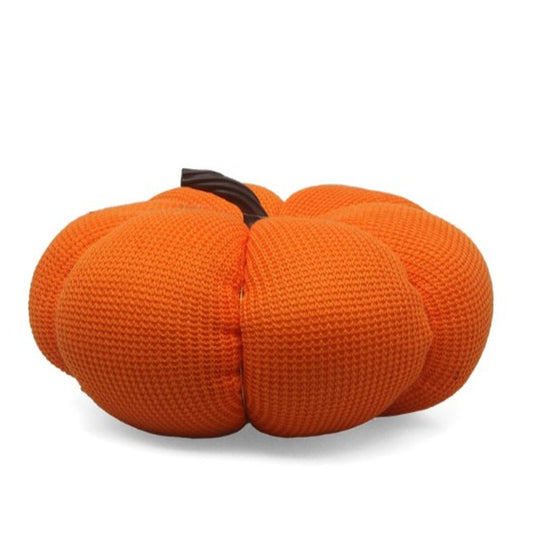 En mjuk, stickad orange pumpa med en mörkbrun stjälk, perfekt som halloweendekoration.