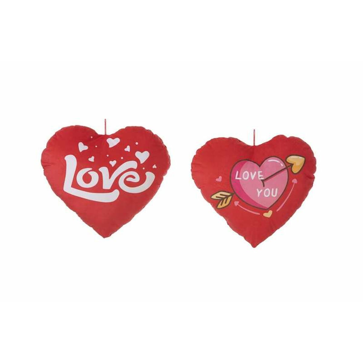 vå röda hjärtformade mjukiskuddar med vit och rosa text samt romantiska hjärtmotiv mot en vit bakgrund.