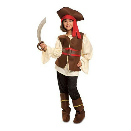 En leende person poserar i en komplett och modig piratdräkt för barn, bestående av en brun väst, vit skjorta, svarta byxor, stövelöverdrag och en stor pirathatt, samtidigt som hon håller i en leksakssabel.