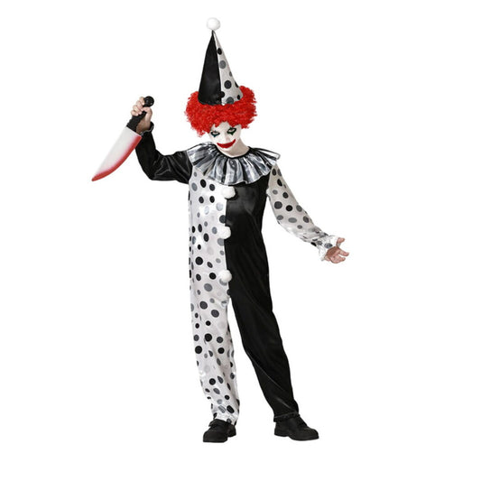 Een pojke poserar i svartvita, prickiga mördarclown-dräkter med röd peruk och blodig leksakskniv.
