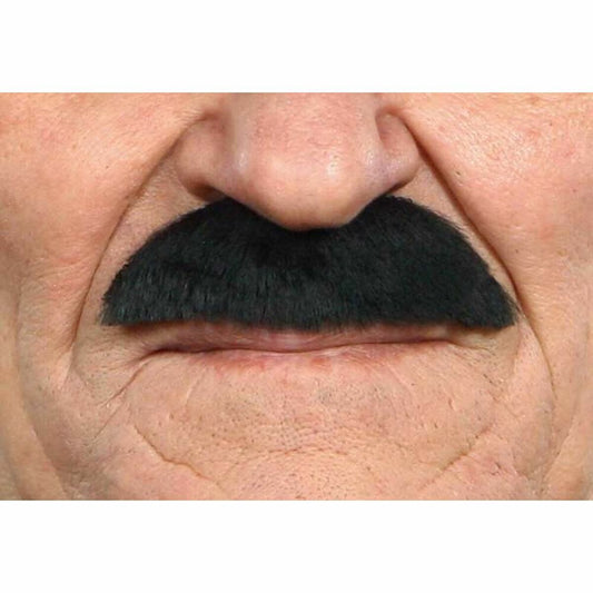 Närbild på en man som bär en tjock, rak, svart hotellägare-lössmustasch som täcker hela överläppen, fotograferad i studio.