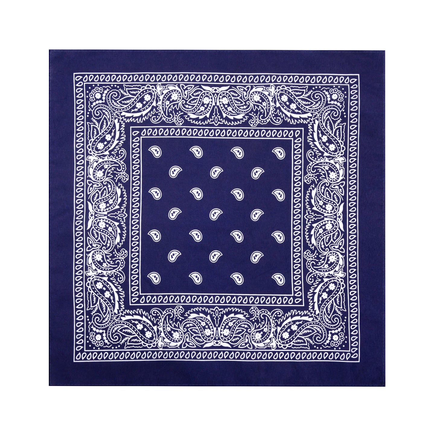 En mörkblå bandana ligger utvikt mot vit bakgrund och visar sitt kvadratiska format, vita paisleymönster och dekorativa kant.