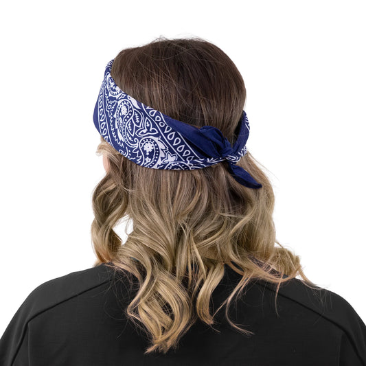 En mörkblå bandana med vitt paisleymönster är knuten runt håret och visas bakifrån mot vit bakgrund.