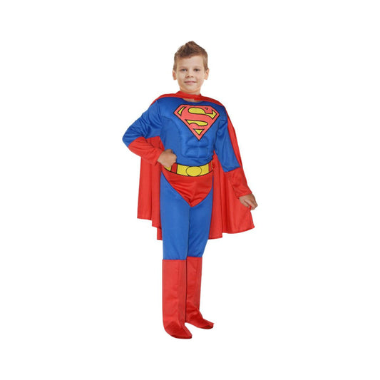 En ung pojke poserar stolt i en Muskulös Superman Maskeraddräkt för Barn, som visar dräktens vadderade bröstkorg, S-logotyp och röda cape.