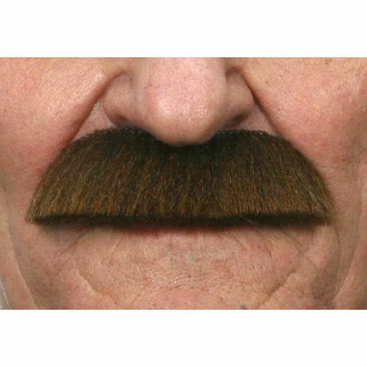 En brun, tät herrmustasch som sitter fastklistrad under en persons näsa och över överläppen.