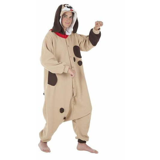 En man poserar i en komplett och mysig, beige och brun-prickig hund-jumpsuit med en rolig huva med hundansikte.