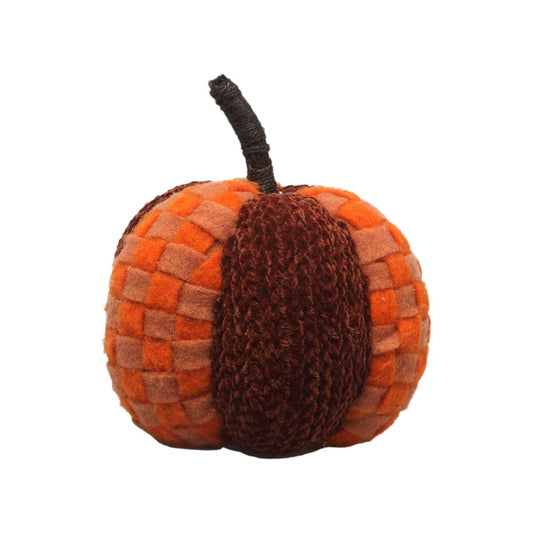 En mysig, rund tygpumpa med ett schackrutigt mönster i orange och en mörkbrun, fluffig sektion i mitten.