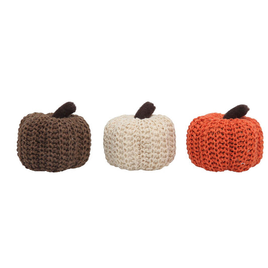 Ett 3-pack med Mysiga Virkade Dekorationspumpor i färgerna brunt, vitt och orange.