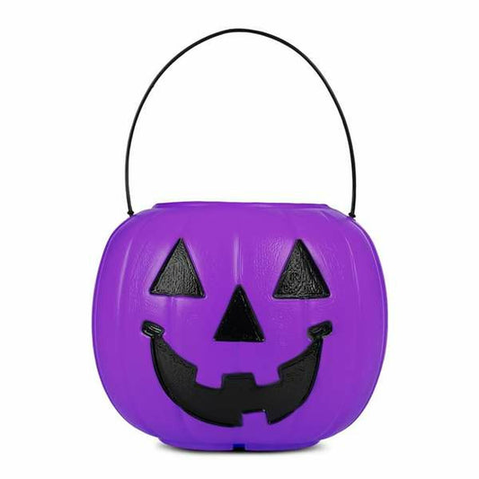 En lila, pumpa-formad godishink i plast med ett glatt, svart jack-o'-lantern-ansikte och ett tunt, svart handtag.