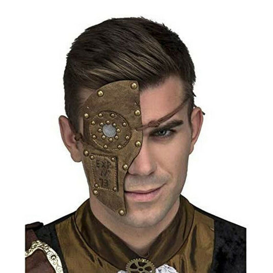 En man med en intensiv blick bär en mystisk, nitad steampunk ögonmask i bronsfärg som täcker ena halvan av hans ansikte.
