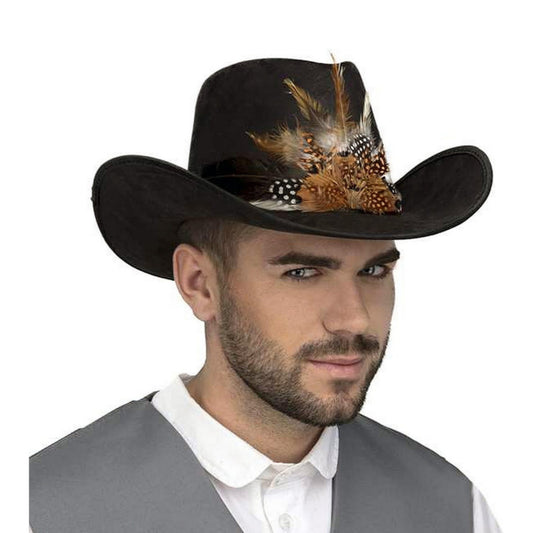 En svart cowboyhatt med en dekorativ fjäder på sidan, perfekt för en mystisk eller klassisk vilda västern-utklädnad, bärs av man med svart stubbskägg.