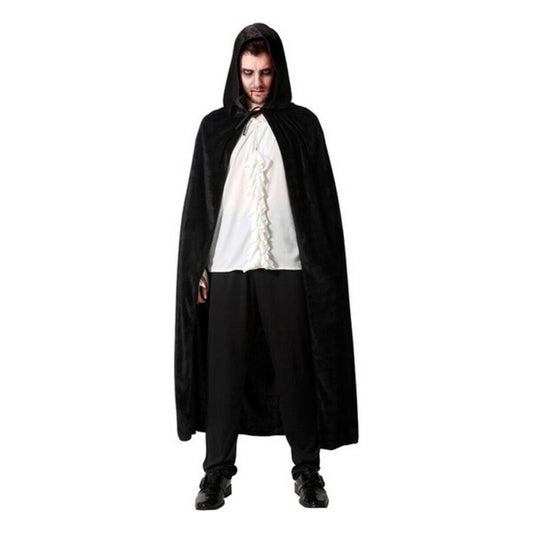 En man med vampyrsmink bär en lång, svepande och lyxig svart sammetskåpa med huvan uppdragen över huvudet.