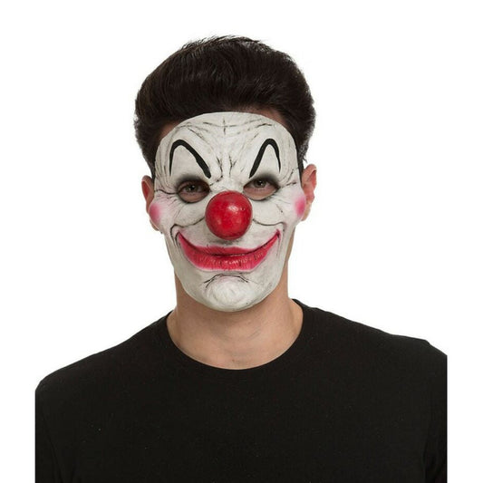 En man bär en vit clownmask som täcker ansiktet, med en stor röd näsa, ett brett leende och svarta detaljer runt ögonen, vilket ger ett klassiskt men obehagligt intryck.