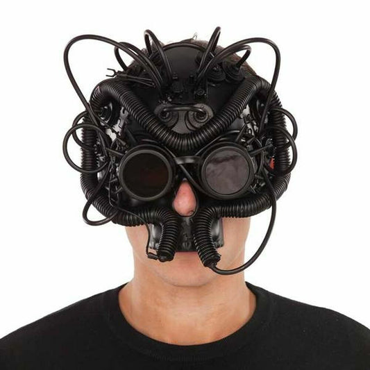 En person bär en Obehaglig Steampunk Insektsmask i svart, med ett virrvarr av slangar, kablar och pilotglasögon.