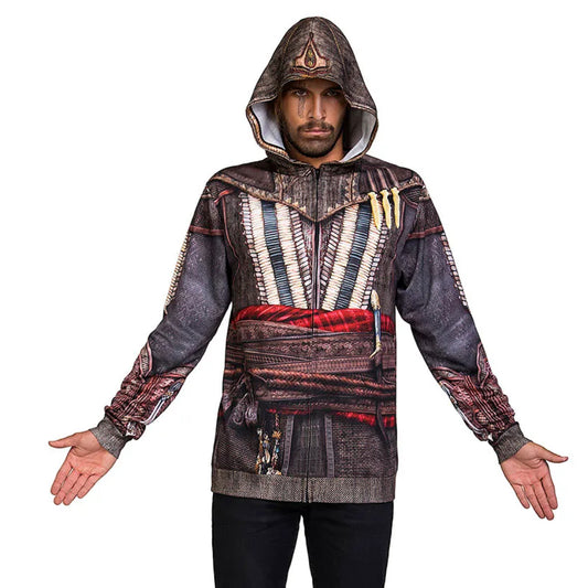 En man poserar i en officiell Assassin's Creed-hoodie med ett detaljerat tryck som liknar Aguilar's dräkt.