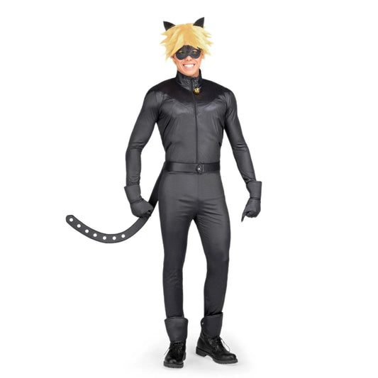 En man poserar i en komplett, Officiell Miraculous Cat Noir Maskeraddräkt, med en svart catsuit, svans, peruk och mask.