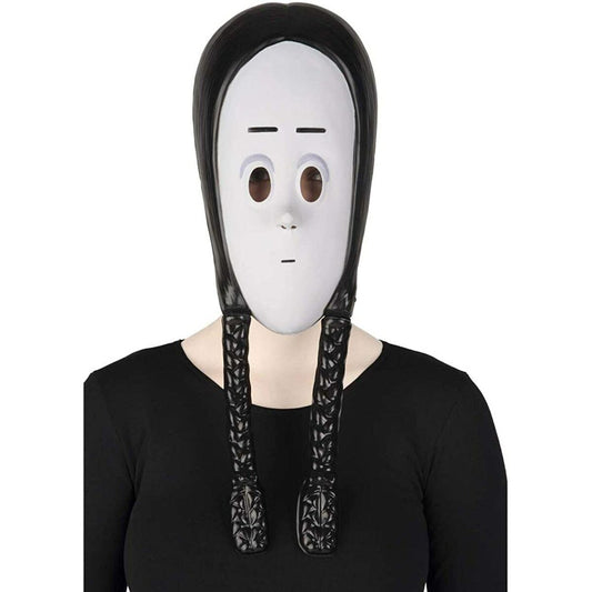 En person bär en Officiell Wednesday Addams Animerad Mask med ett vitt, uttryckslöst ansikte och två svarta flätor.