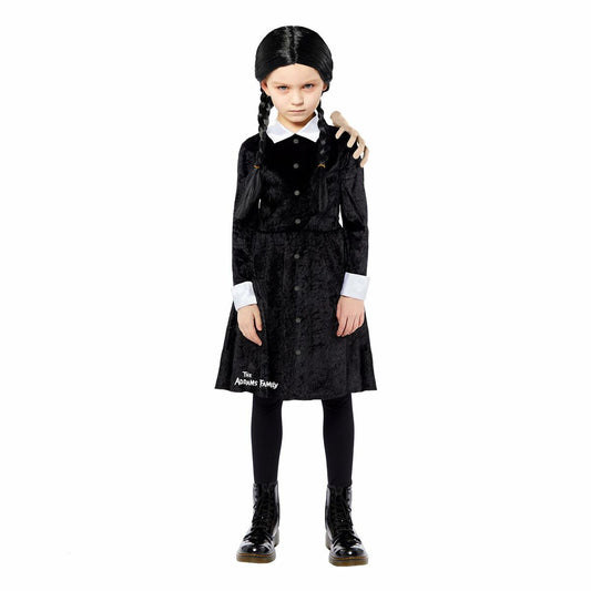 En flicka med flätor poserar i en Officiell Wednesday Addams Dräkt, med en svart sammetsklänning och en "Thing"-hand på axeln.