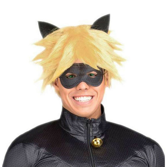 En närbild på en person som bär den blonda Cat Noir-peruken med svarta kattöron och den svarta ögonmasken.